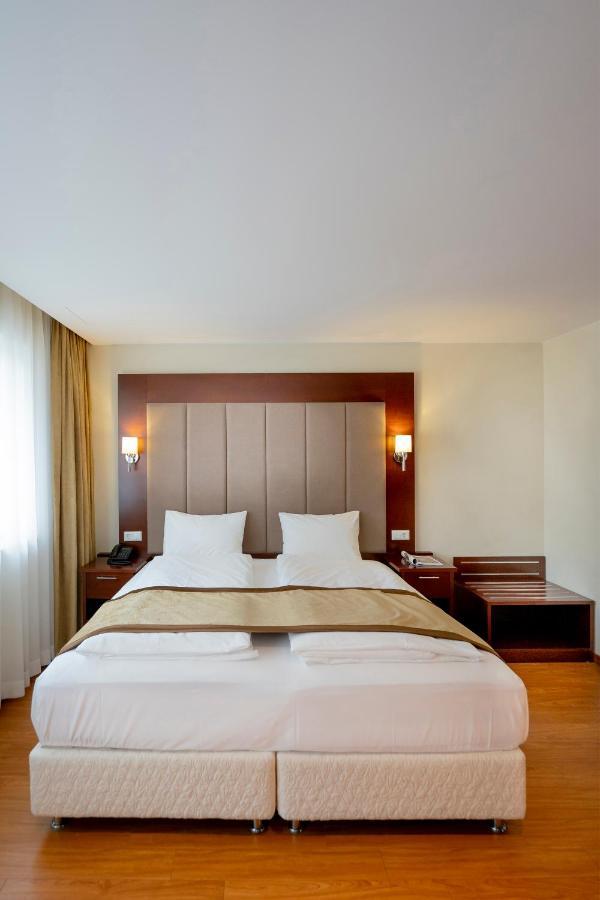 Palast Hotel Hürth Esterno foto