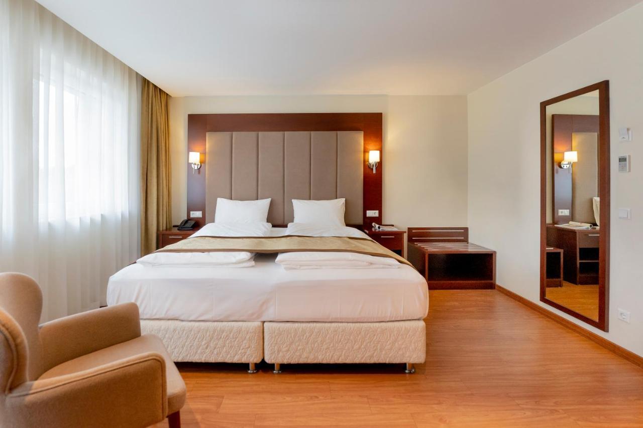 Palast Hotel Hürth Esterno foto