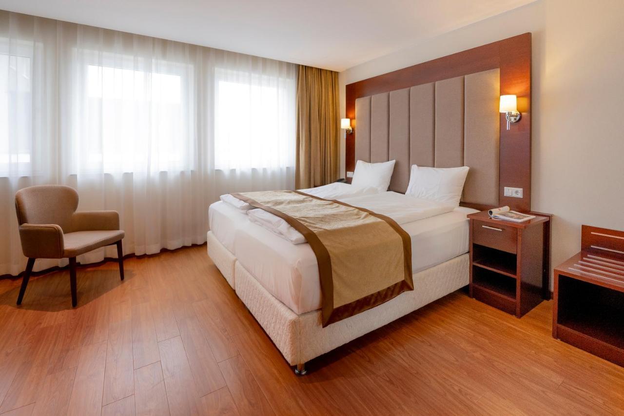 Palast Hotel Hürth Esterno foto