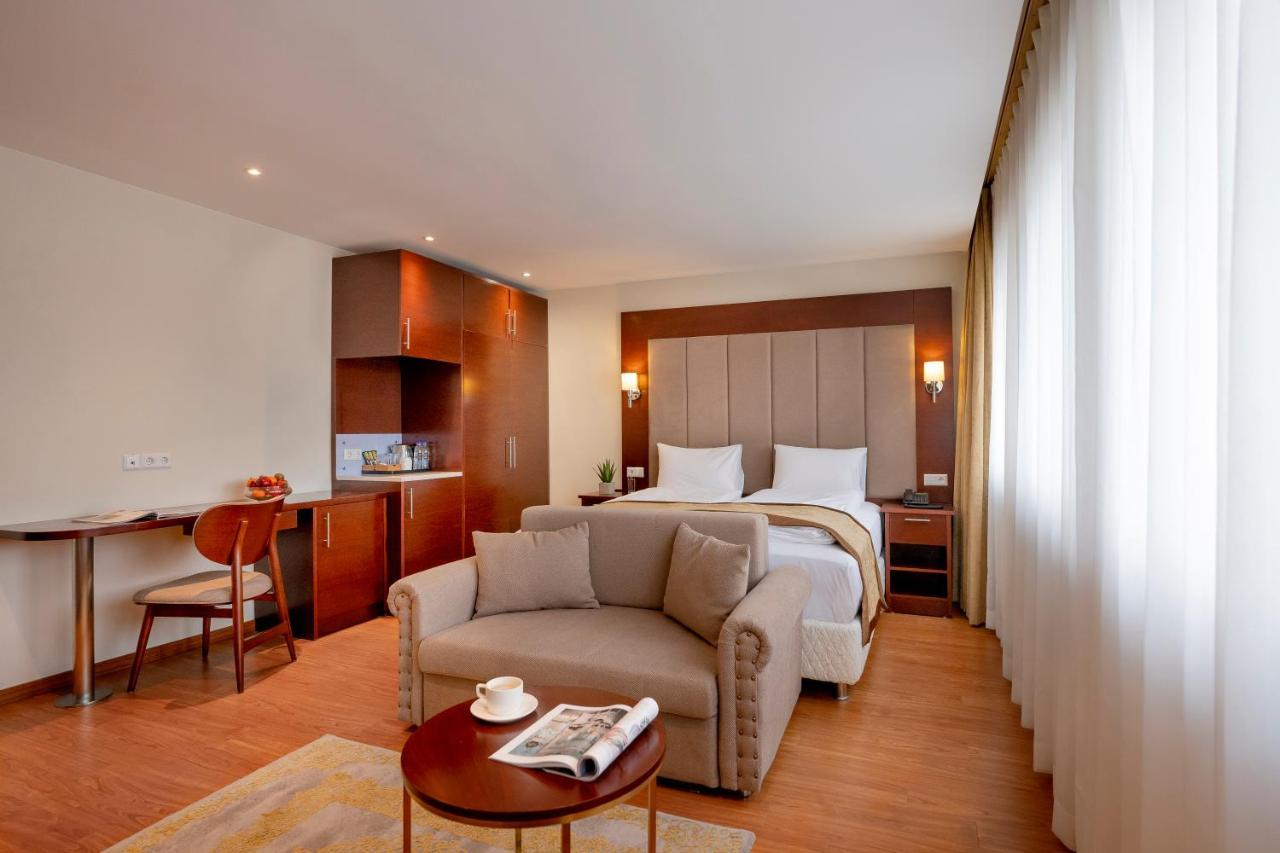 Palast Hotel Hürth Esterno foto